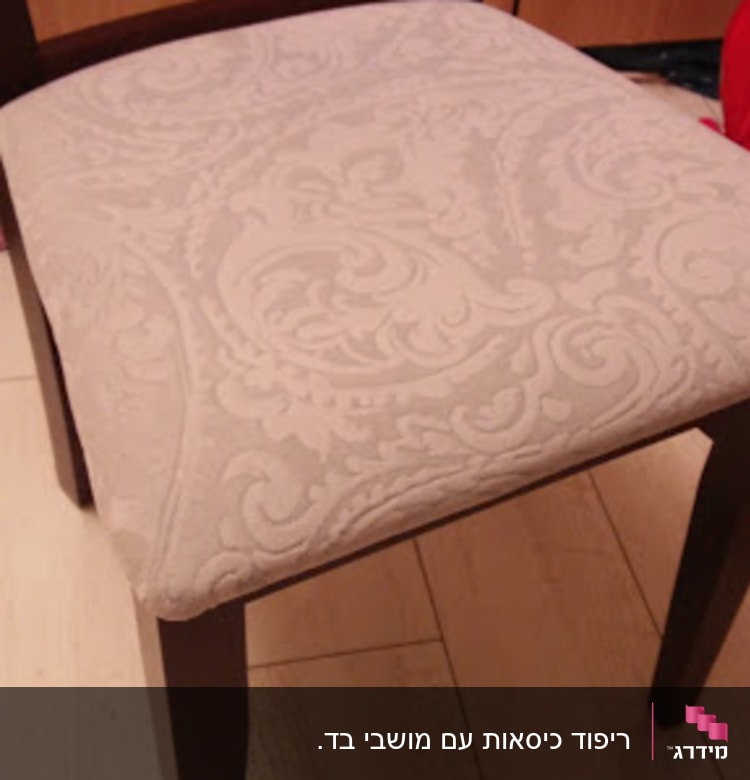 כיסא עם ריפוד בד מעוצב בדוגמת פרחים